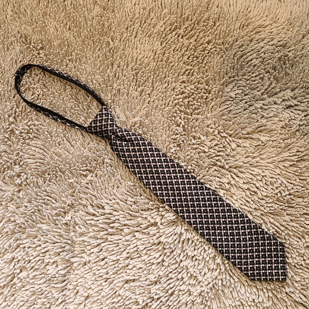 Class Club 12" Textured Pre-Tied Tie